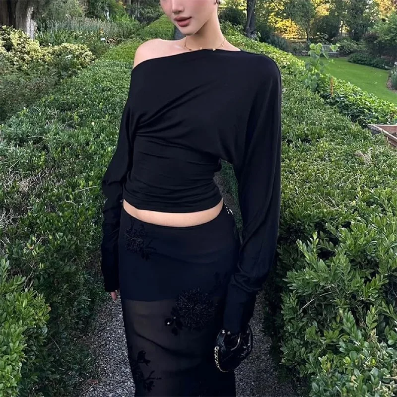 Camiseta feminina com gola diagonal e manga comprida vazada, cor sólida, sexy