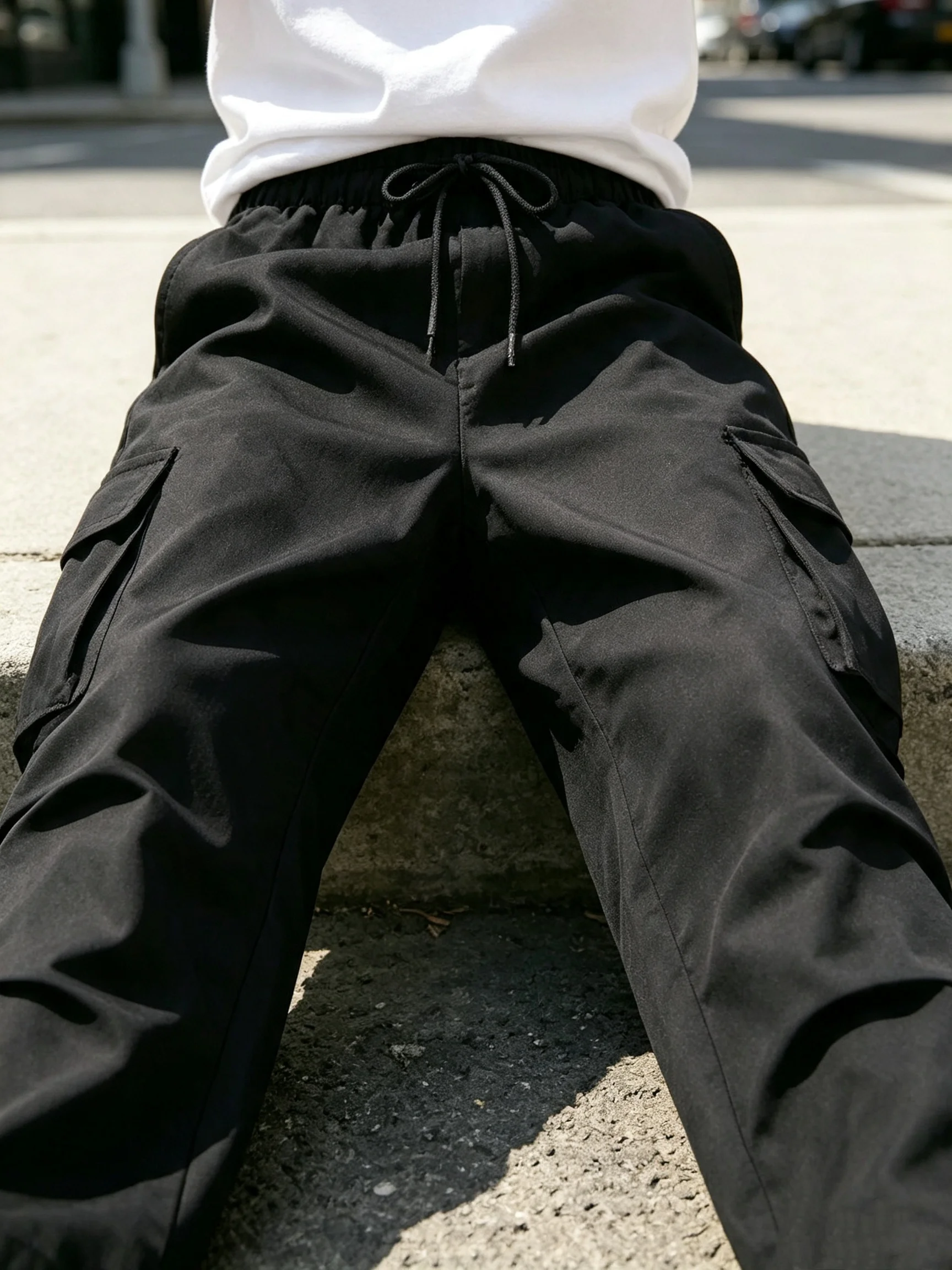 Bequeme Freizeithose für Jungen, schwarz, mehrere Taschen, Cargo-Stil, elastischer Bund, locker geschnittene weite Hose für Schule und Outdoor-Aktivitäten. – Detail 5