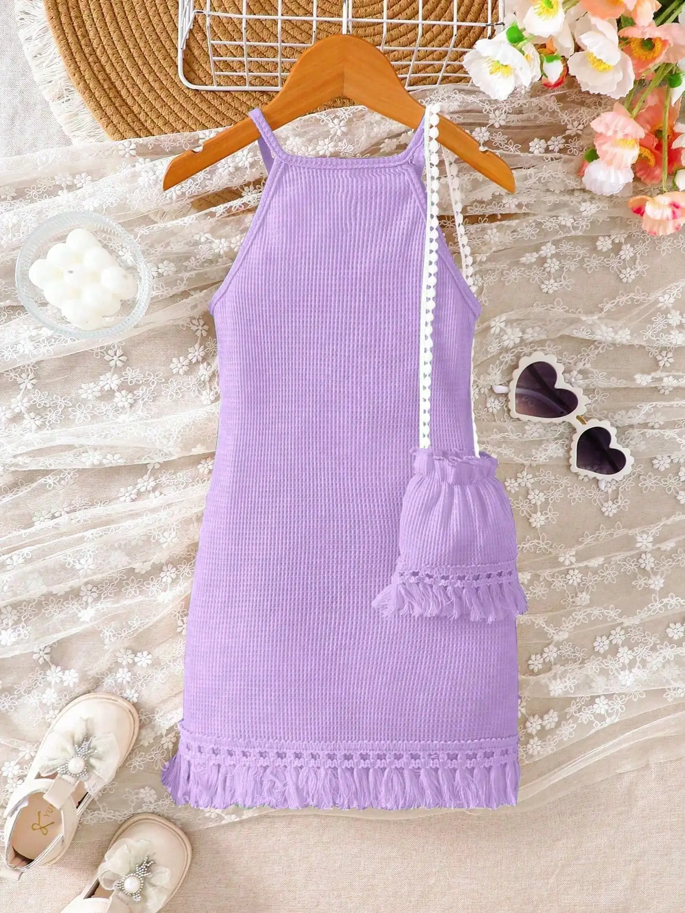 

Лавандовое платье без рукавов с бахромой по низу и цветочными аппликациями, в комплекте сумка через плечо