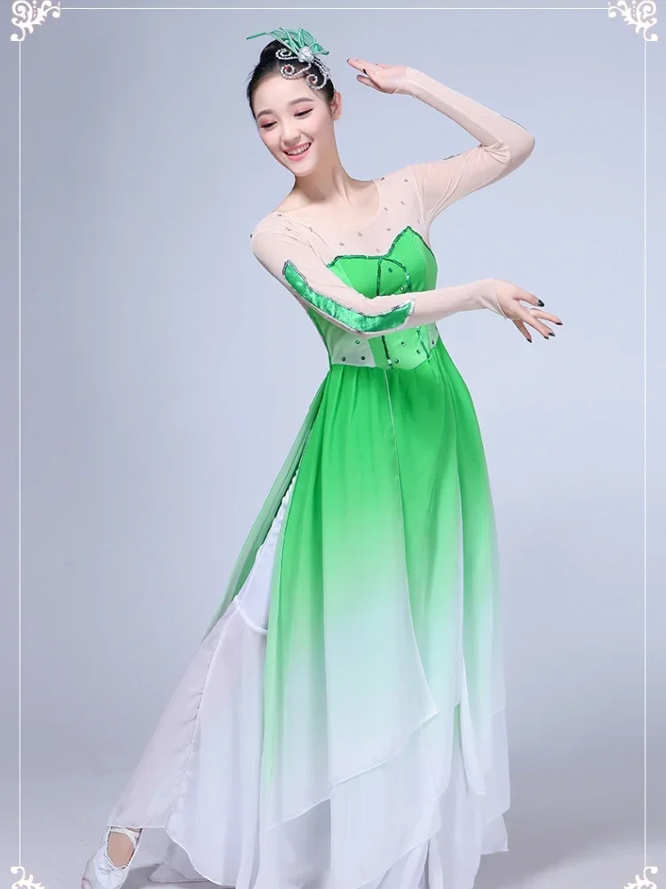 Chinesischer Volkstanz, klassischer nationaler Yangko-Tanz, elegantes traditionelles Fan-Kostüm, alte Hanfu-Kleidung, Square Dance