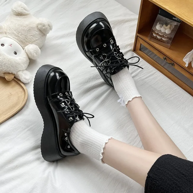 2026 Chunky-Plateau-Pumps für Damen, Schleifen-Keilabsatzschuhe, Lolita-Schuhe, Damen-Herz-Knöchelschnalle, schwarze Schuhe – Detail 16