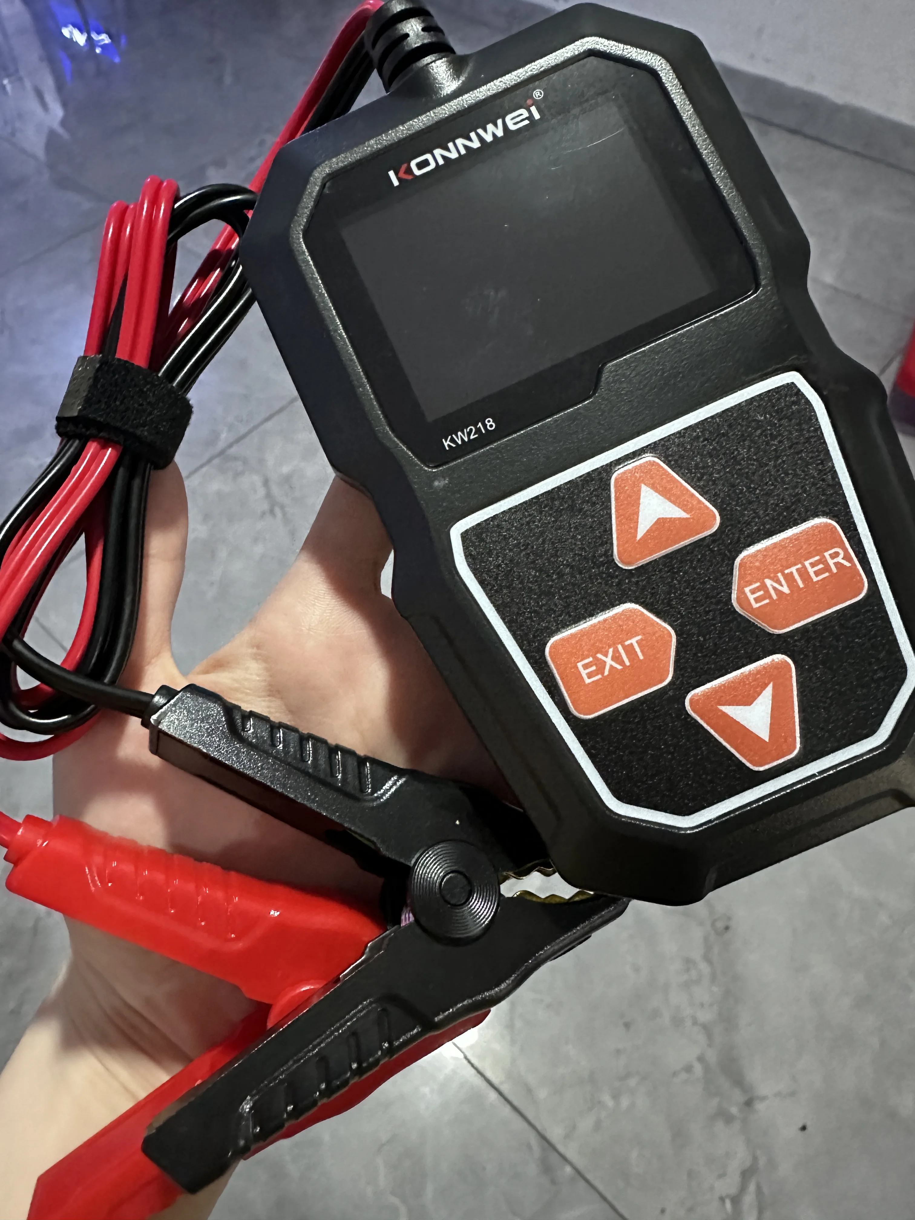 

Тестер автомобильных аккумуляторов KW218 12В, анализатор аккумуляторов для мотоциклов и автомобилей, тестирование пусковых токов от 100 до 2000 CCA, инструменты для проверки заряда батарей автомобиля и мотоцикла.