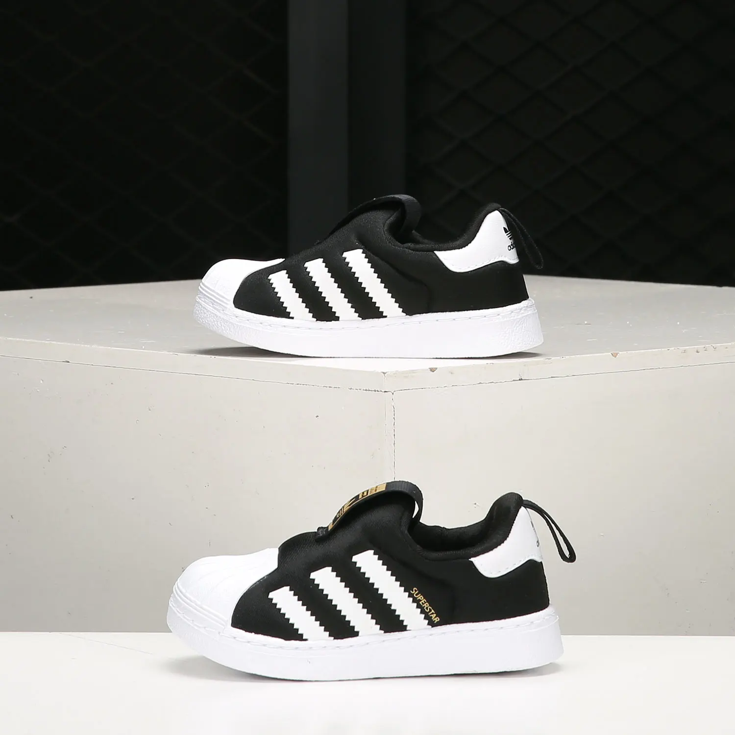 

Оригинальные детские повседневные туфли Adidas SUPERSTAR 360I S82711
