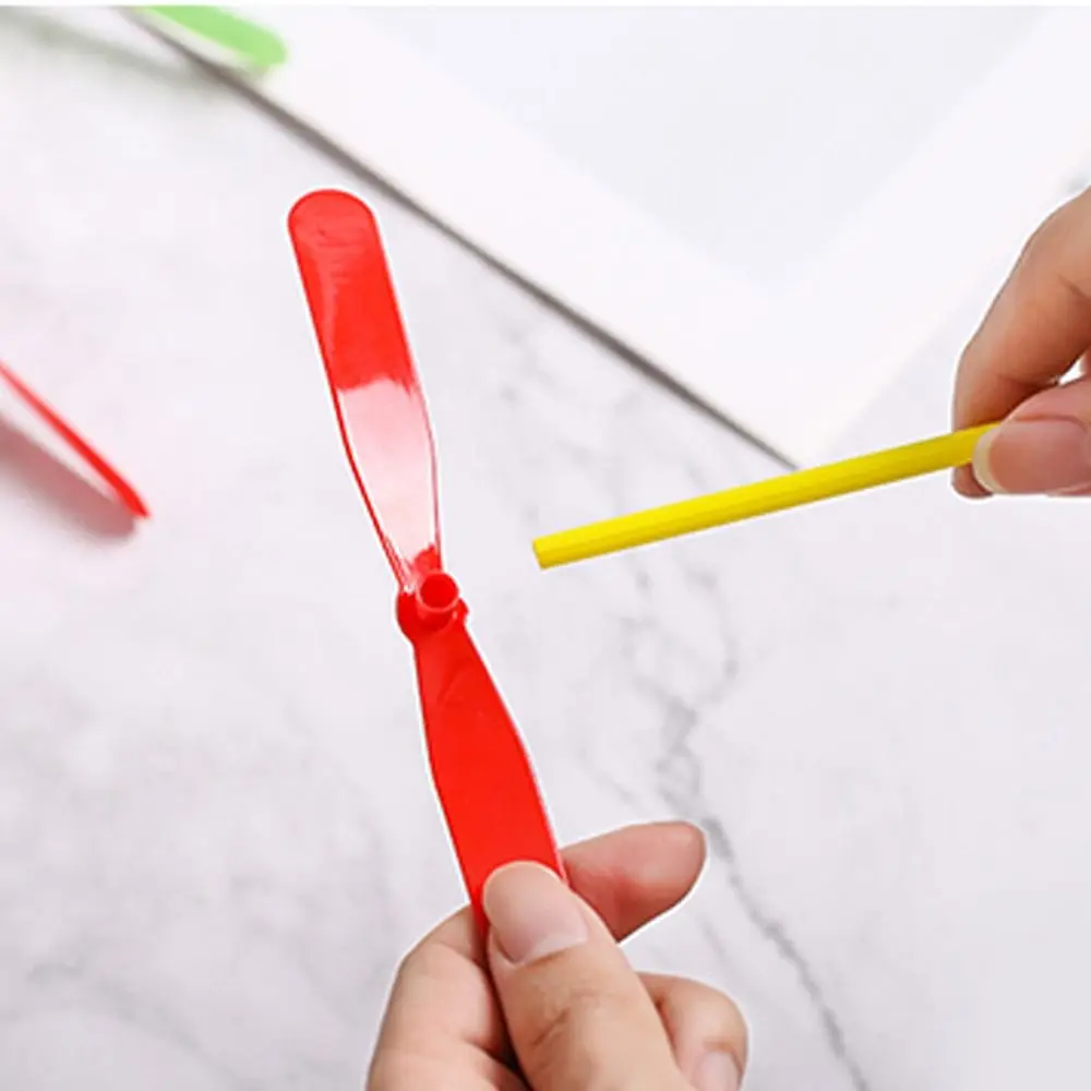 Nieuwe Dragonfly Vorm Bamboe Dragonfly Hand Push Roterende Vliegende Propeller Speelgoed Vliegende Pijl Outdoor Games Outdoor Sport Game