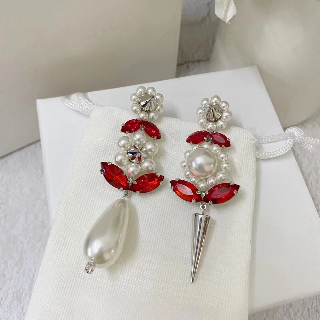 

Elegant temperament, pearl flowers, asymmetrical colored diamonds, pearl water droplets, rivet earrings