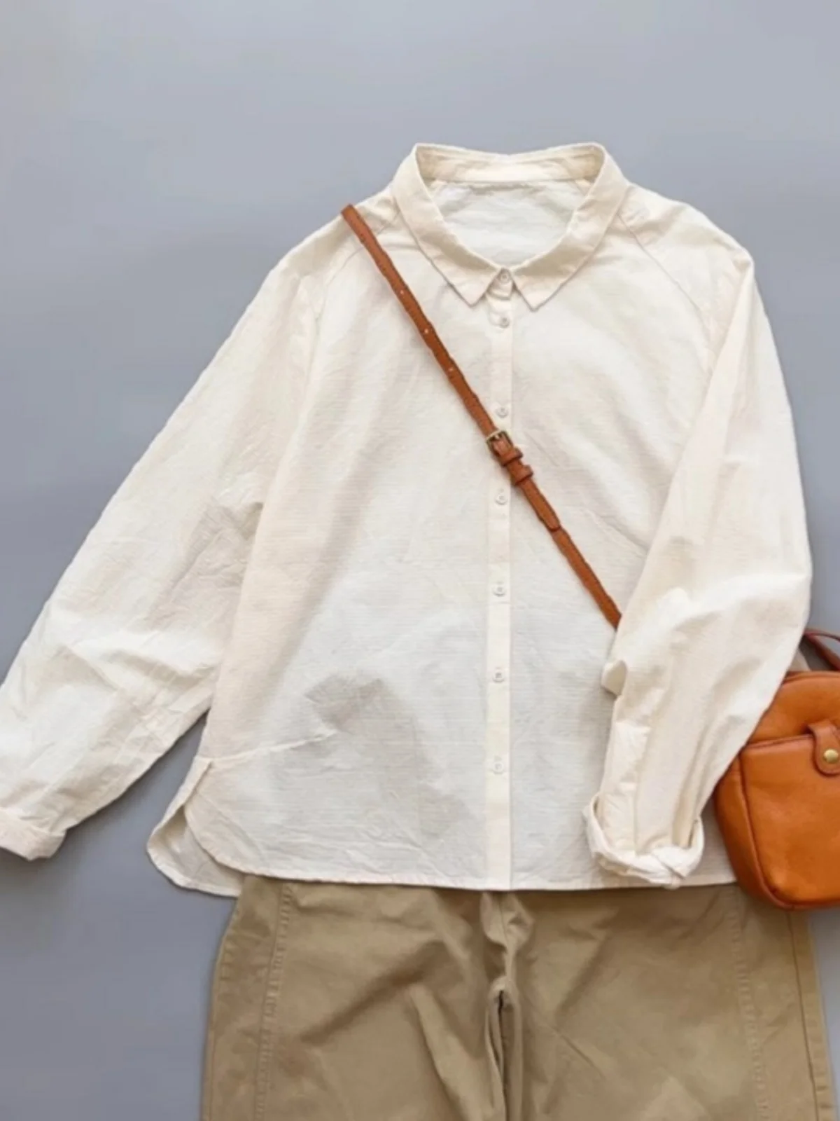 เสื้อเบลาส์ผู้หญิงสีพื้นสไตล์ญี่ปุ่น แขนยาว ปักลาย แฟชั่นฤดูใบไม้ผลิ เรียบง่าย สไตล์ลำลอง