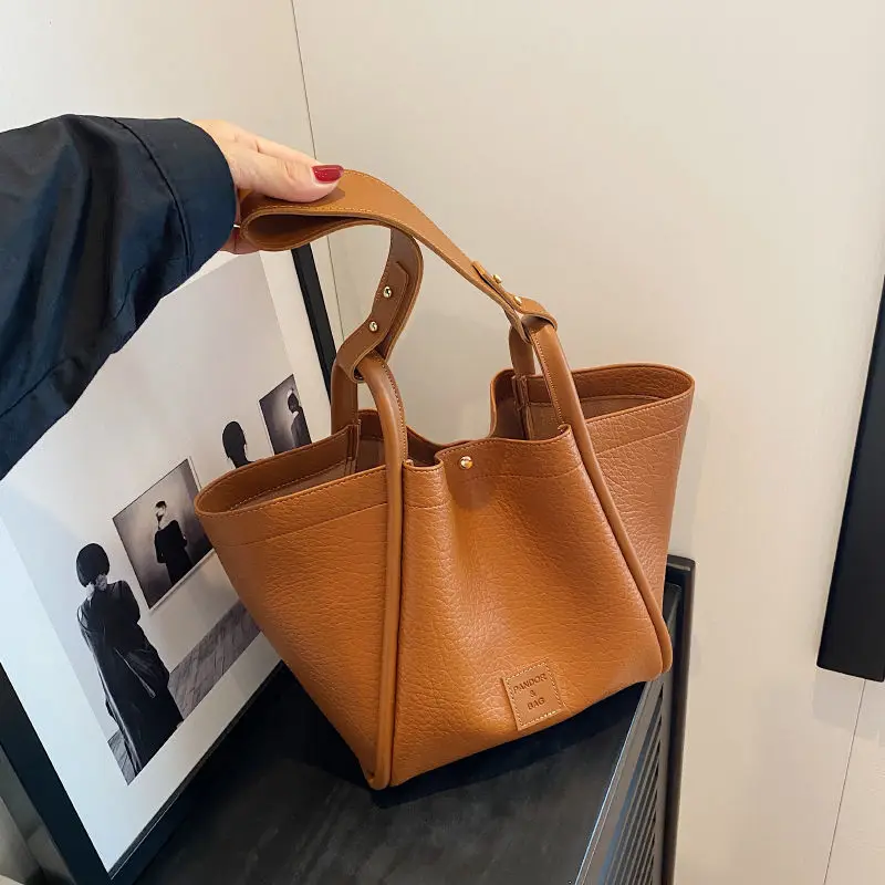 2024 Small Crowd Underarm Women Fall Winter Trend Nostalgia Japanese Ultra-large Sewing Thread Magnetic Snap Capacity Tote Bag