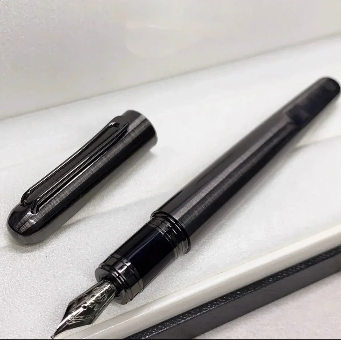 عالية الجودة التيتانيوم معدن طبعة محدودة MB سلسلة المغناطيسي إغلاق غطاء نافورة قلم الكرات الدوّارة