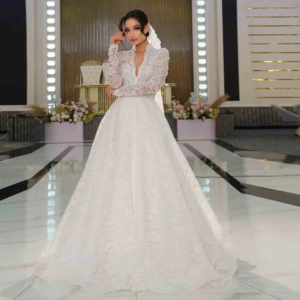 Maßgeschneidertes elegantes Spitzen-Brautkleid mit V-Ausschnitt, langen Ärmeln, Perlenbesatz und bauschigem Rock.
