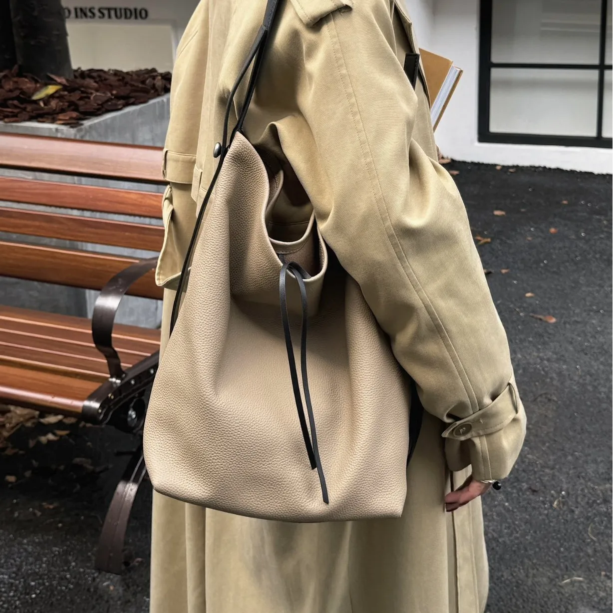 

2025 Lazy wind casual bucket bag fashionable simple commuter shoulder bag niche design literary messenger bag