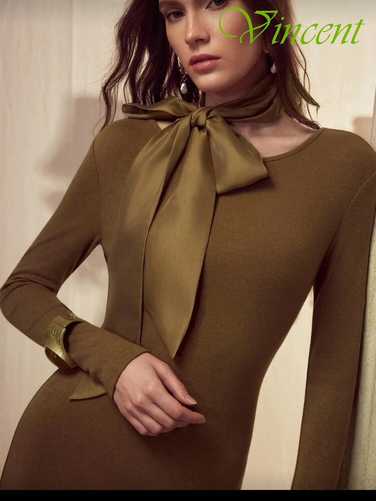 Maßgeschneidertes formelles Abendkleid mit geradem Rundhalsausschnitt und langen Ärmeln. Klassische, maßgeschneiderte Anlasskleider. Hochwertige Promi-Kleider