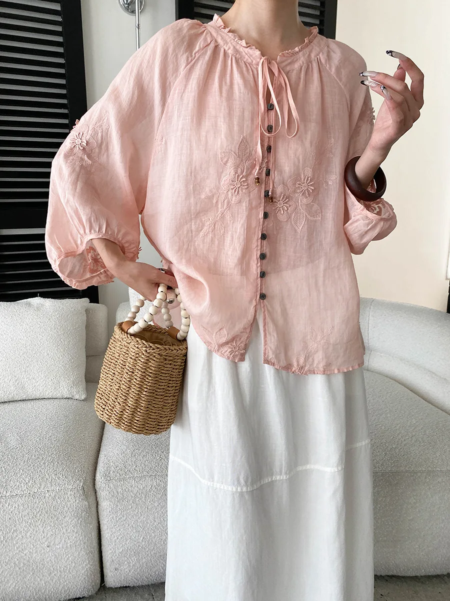 Sommerliches, einfarbiges Damen-Shirt in Schwarz mit Fungus-Edge-Spitze, schwerer Stickerei und Laternenärmeln. – Detail 6