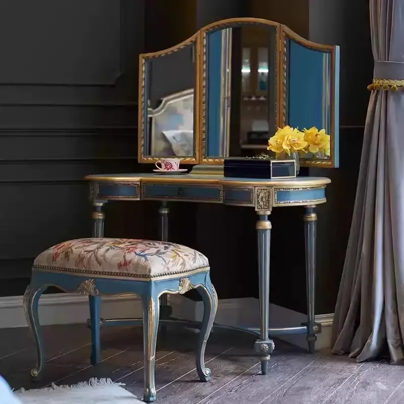 Leichte französische Retro-Kommode im Retro-Stil