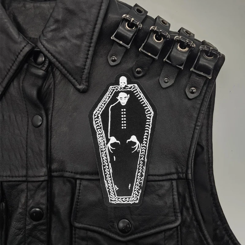 1PC Vampire Sarg Gestickter Patch Punk Gothic Humorvoll Abzeichen DIY Geschenk Eisen Auf Patches Für Kleidung Kappe Tasche Jacke Trucker hut