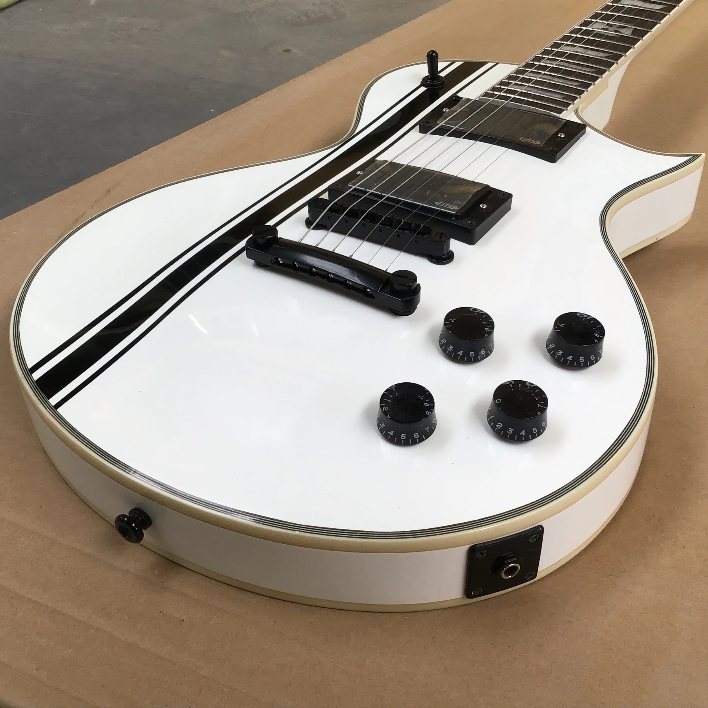 hot sale Perfect tone Six-string electric guitar White, custom accepted， Immediate delivery goods in stock