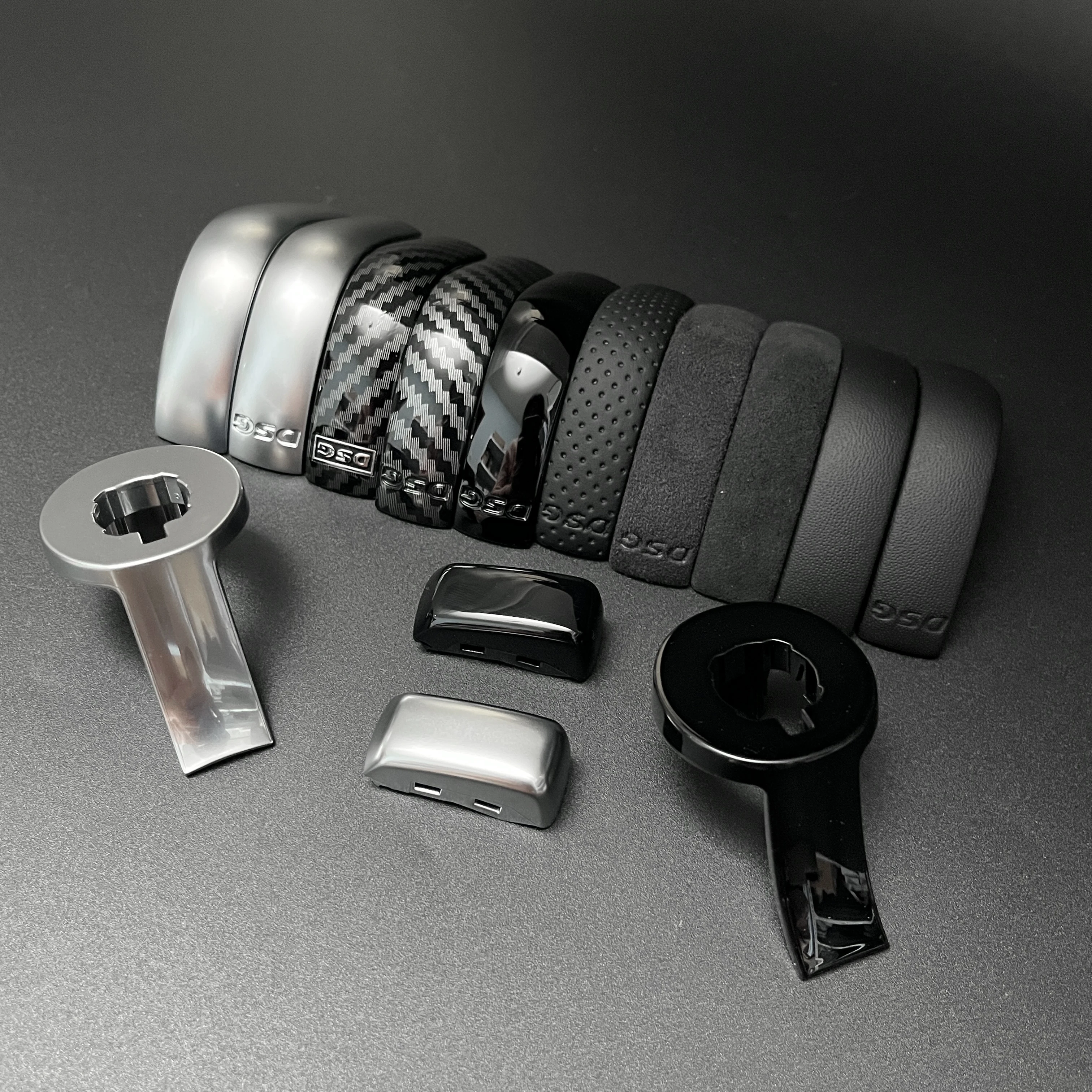 DSG Schaltknauf-Seitenabdeckung Schwarz Chrom mit Wildleder-Emblem für VW Golf 6 7 R GTI Passat B7 B8 CC R20 Jetta MK6 GLI – Detail 1