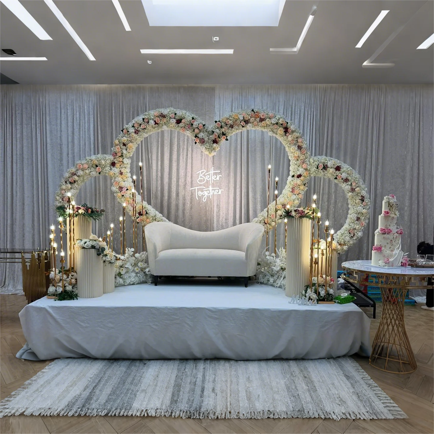 

Huge triple heart-shaped metal wedding arch background, proposal party birthday outdoor family background decoration