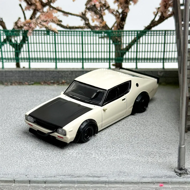 

Diecast 1:64 Scale Alloy 702 Nissan Simulation Classic Vintage Car Sedan Toy Car Model Souvenir Display Collection Toy Ornament