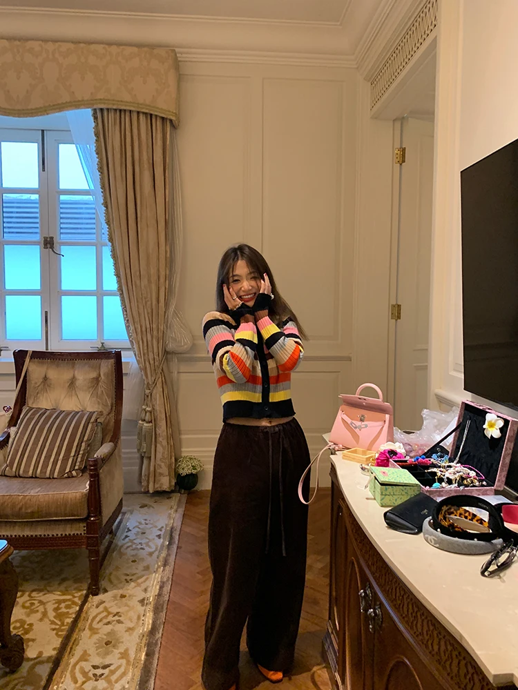 Brązowe sztruksowe spodnie damskie z szerokimi nogawkami, luźny krój, styl retro, wysoki stan, bawełna 100%, moda do pracy.