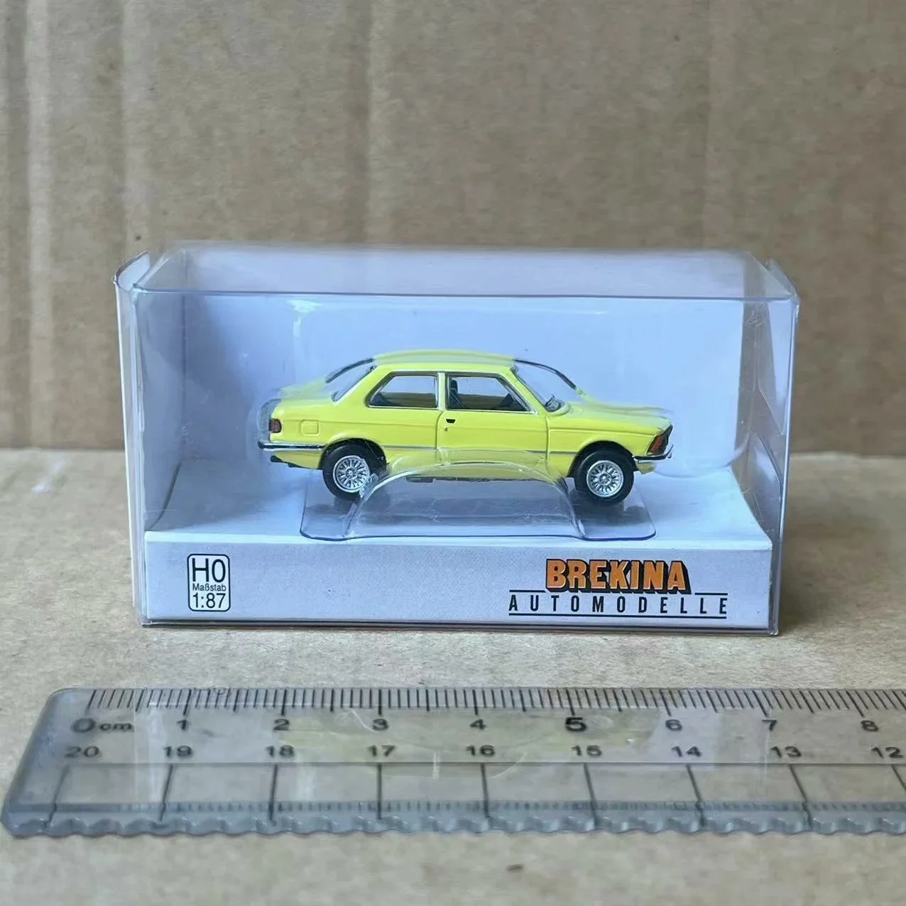 1:87 Scale HO 3 Series 323i Plastic Car Simulation Vehicle Model Toy Collectible