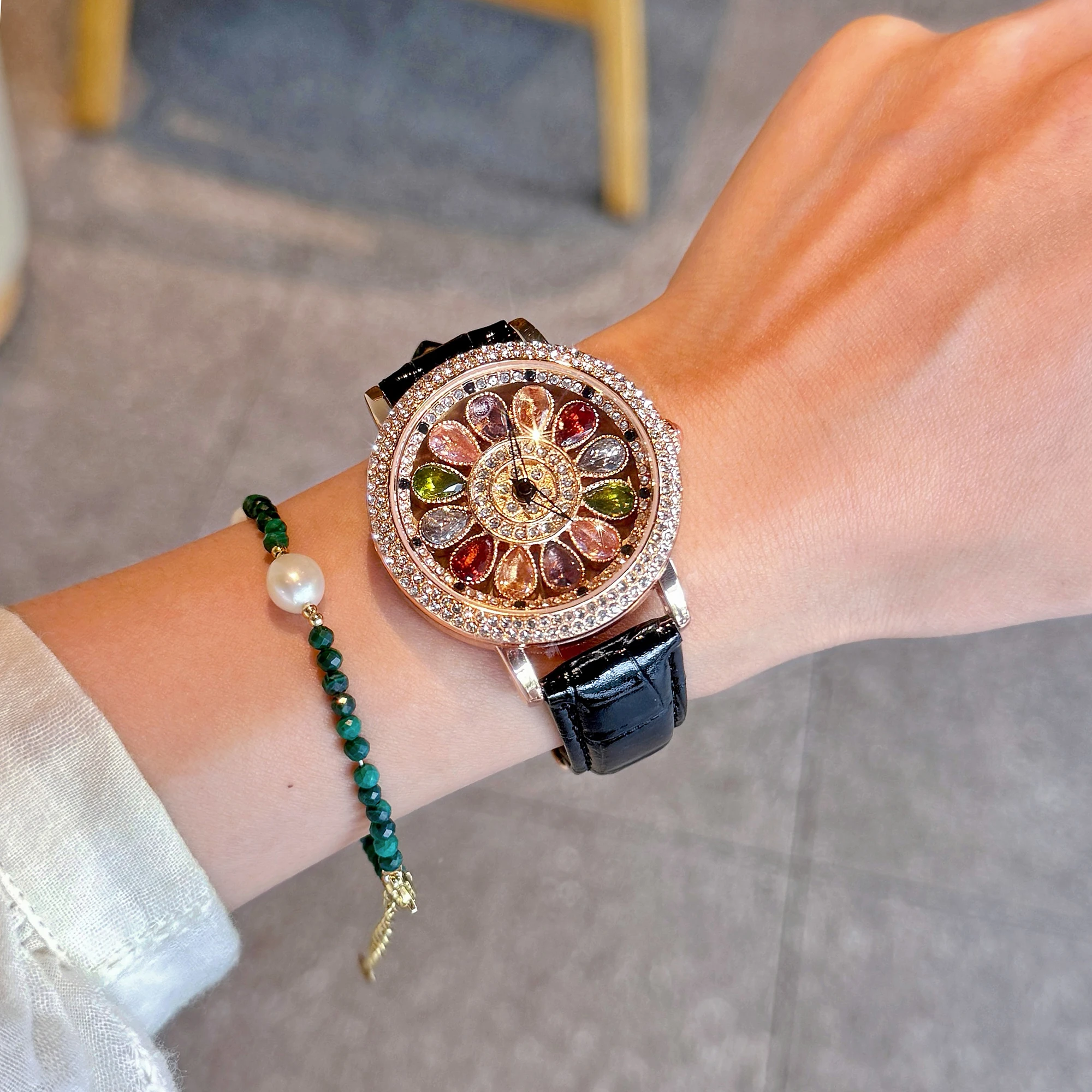 قطعة واحدة من ساعة كوارتز نسائية مبهرة وعصرية مع ترصيع حجر الراين الملون، تتميز بمينا مغرية قابل للدوران، متينة