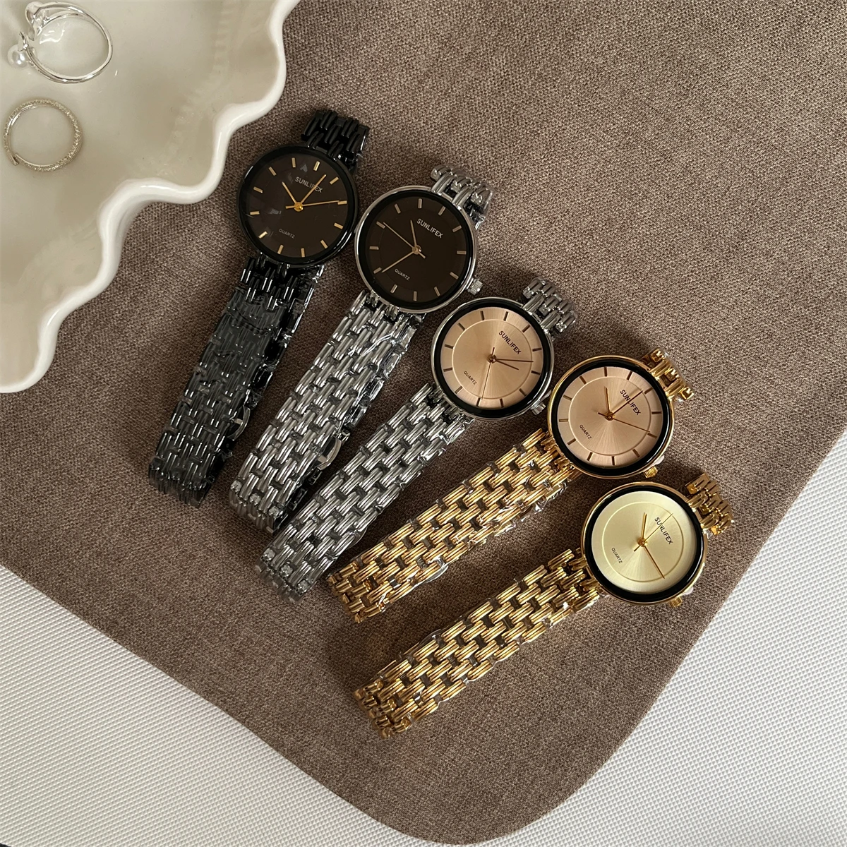 Elegancki zegarek damski z małą tarczą, lekki luksus, wykwintny, mały, uniwersalny, modny zegarek kwarcowy damski, prezent dla kobiet.