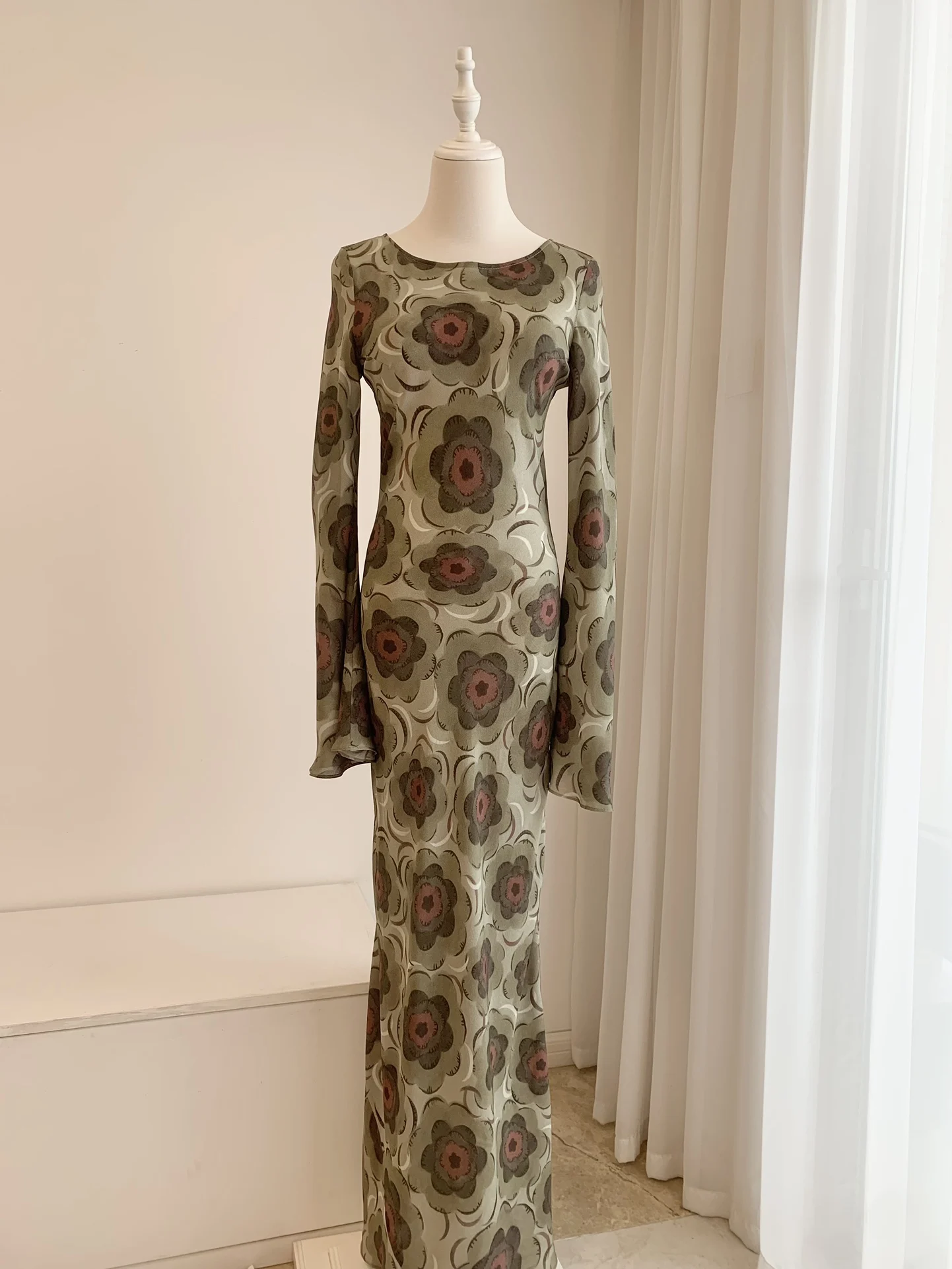 

Women's new diagonal cut silk printed long sleeved slim fit elegant dress