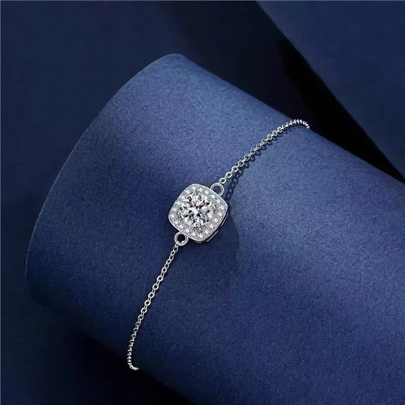 Square-cut zircon bracelet in electroplated copper, geometric minimalist design with high-end aesthetic, ideal for women seeking