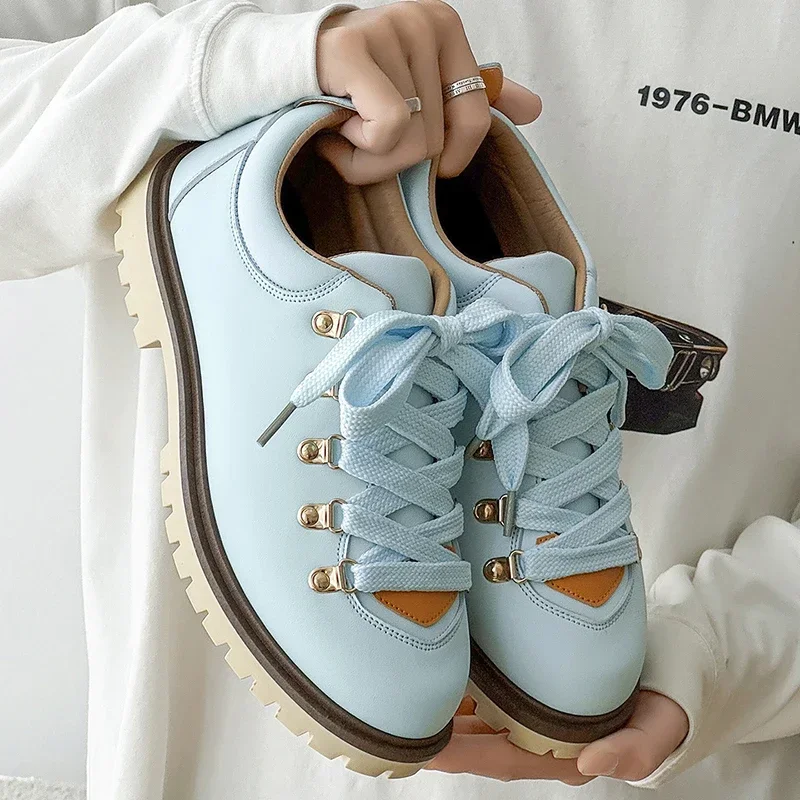 

Men's fashion trend Le Fu shoes in bright street style are essential items for outdoor wear