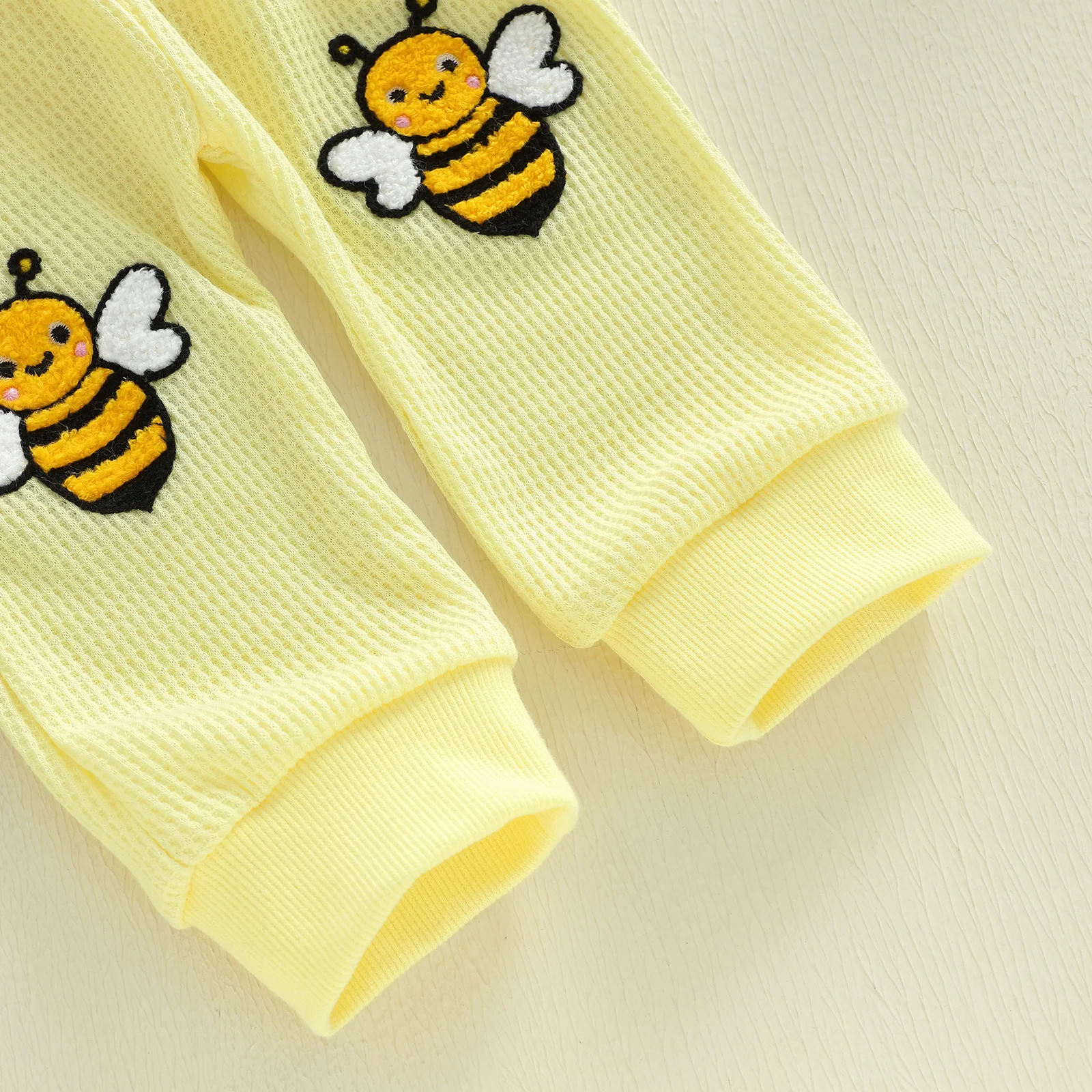 طقم ملابس خريفي للفتيات الصغيرات بأكمام طويلة ورقبة دائرية ومطرز بحروف نحلة وسراويل ركض بخصر مطاطي