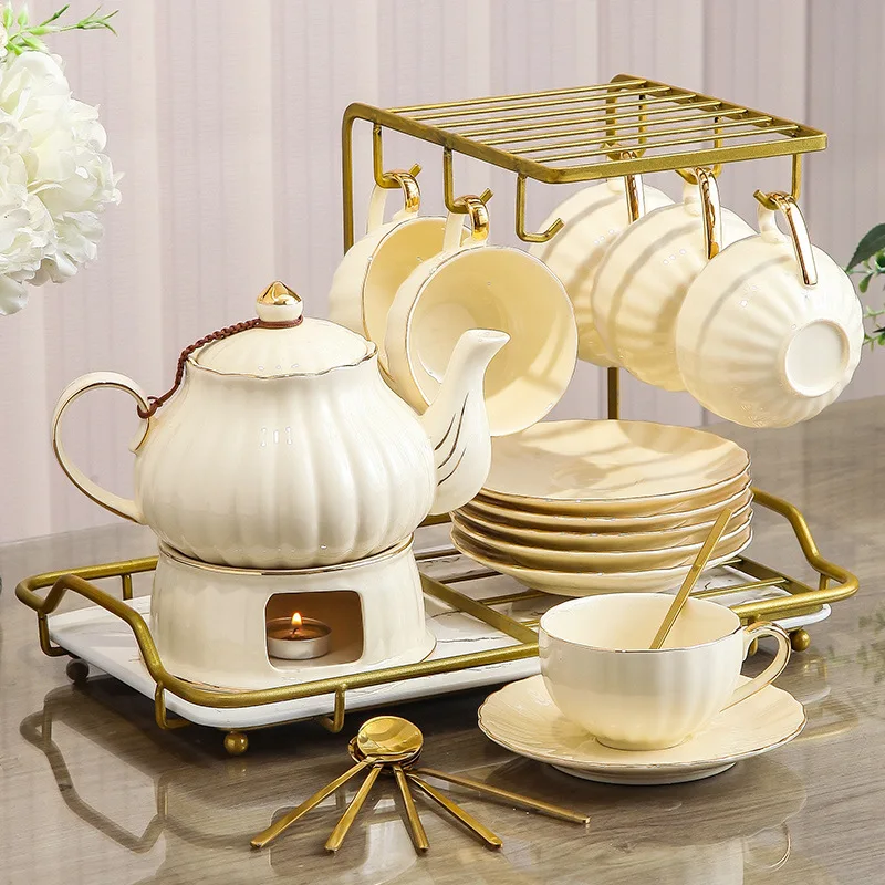 Set cangkir kopi Inggris, teko bunga rebus kaca sederhana, dan set buah