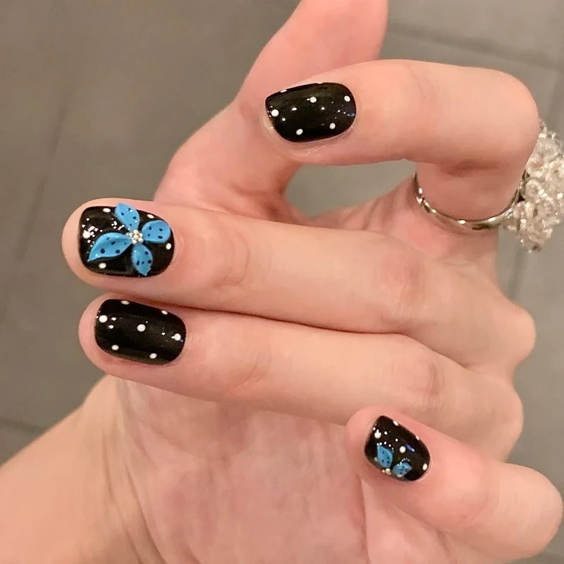 24PCS Black Short Square False Nails Simple White Polka Dot Sweet 3D Blue Flower Press on Nails Full Cover Wearable Acrylic Nail