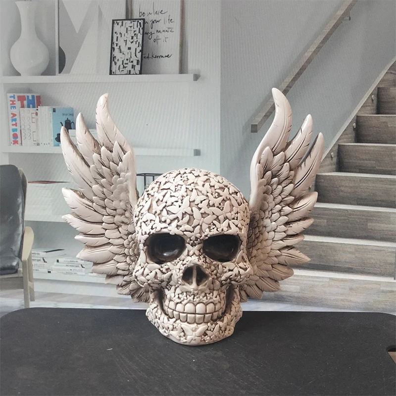 Estatueta realista do crânio humano, crânio do anjo alado, tabela do partido Home, cemitério do horror, decoração exterior do encanto da resina