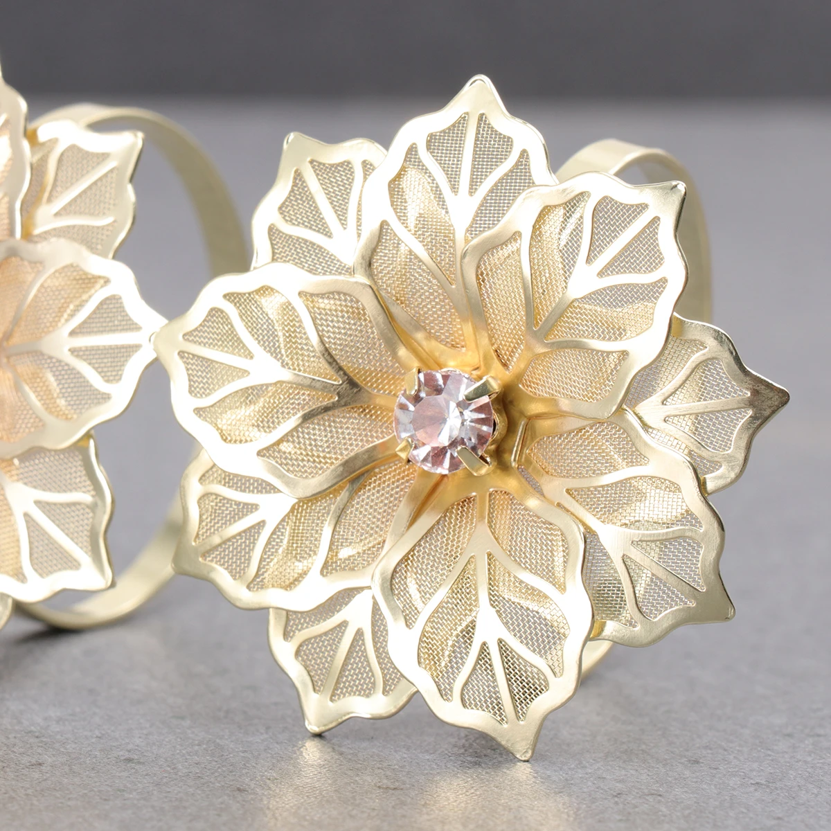 

6pcs Napkin Ring Alloy Holder Mouth Cloth Rings Golden Color Elegant Flower Design Table Decor Napkins Simple Practical