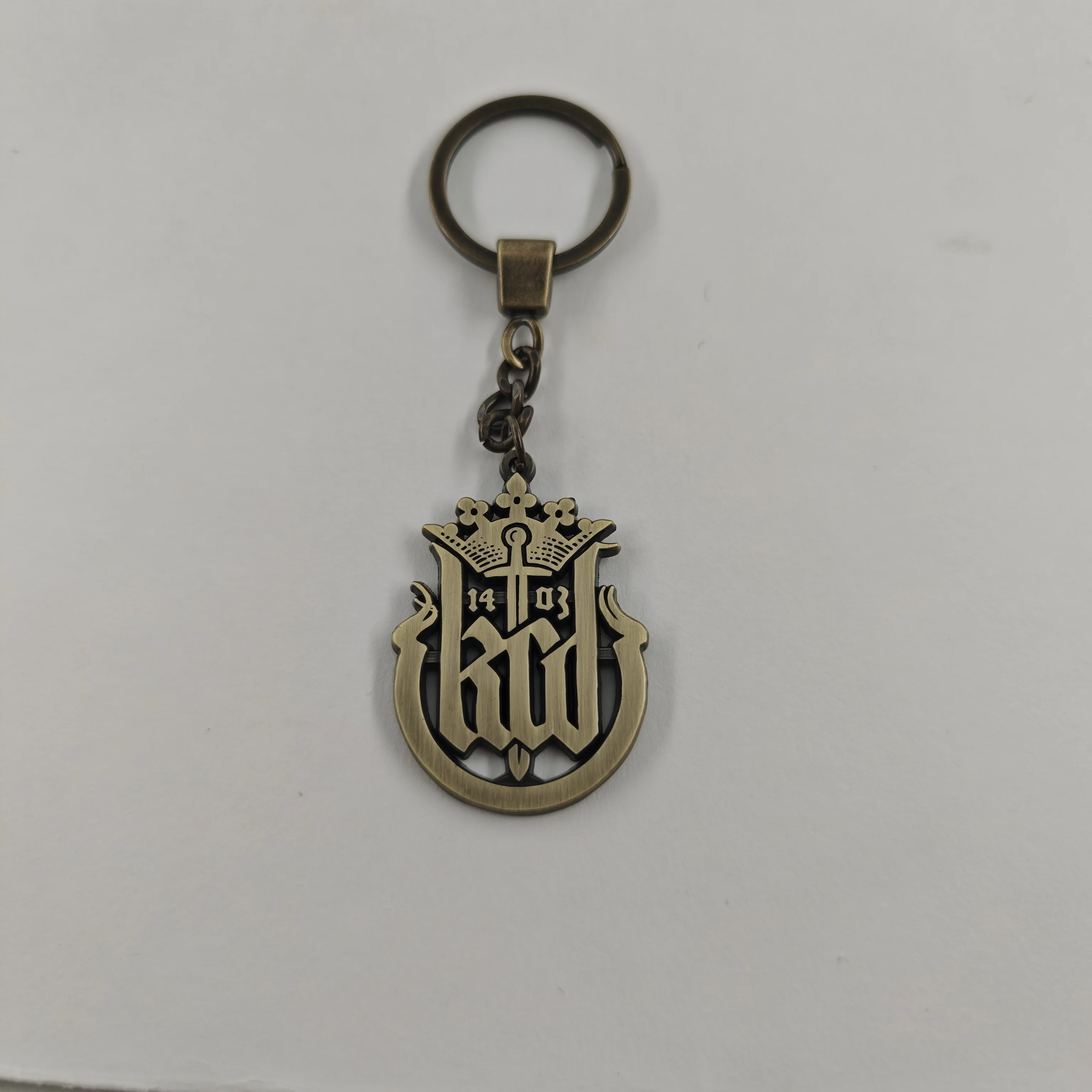 Kingdom Come Deliverance Schlüsselanhänger KCD Logo Schwert König Krone Metall-Schlüsselring Spiel-Fan-Kollektion Rucksack Auto Anhänger Geschenk – Detail 10