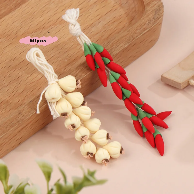 Maison de poupée Miniature, ail, Chili, poivre, condiments à cordes entières, modèle alimentaire de cuisine, échelle 1:12, jouet de décoration de scène de vie