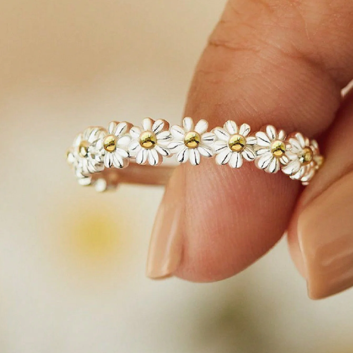 1pc Women\ Two-Color Daisy Ring With Open Ends