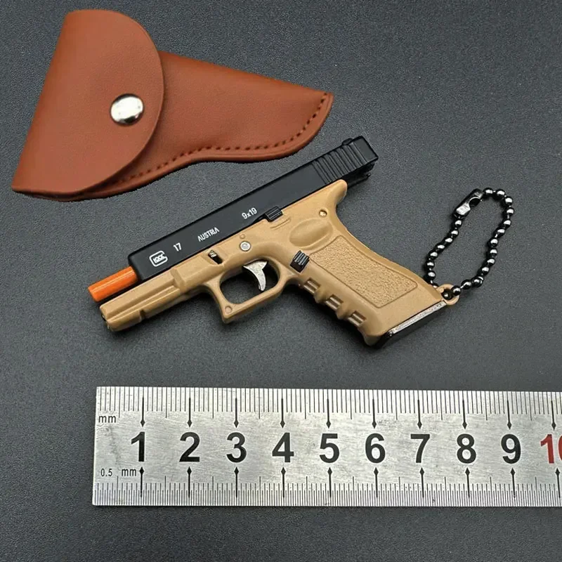 1:3 G17 Portachiavi in metallo Mini portachiavi tattico Piccolo ciondolo Pistola giocattolo con custodia per regalo di Natale decorativo per uomini Fan dell'esercito