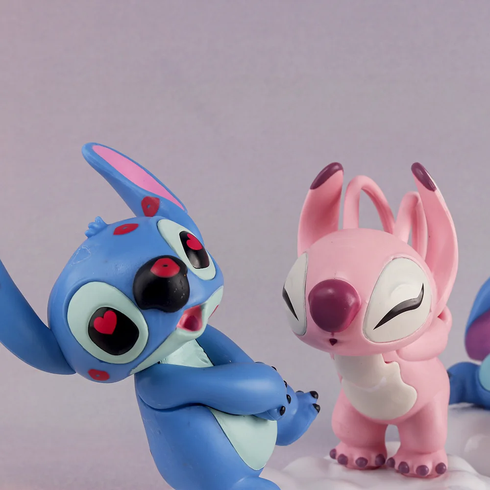 Stitch Lovers Modello Doll Angel Kissing Stitch Statue Desktop Display Figurine Ornamenti Regali per la fidanzata di San Valentino