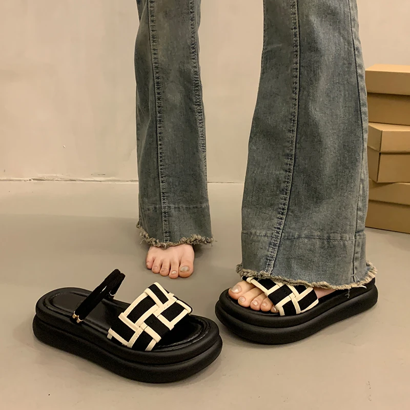Buty wewnętrzne damskie kapcie i sandały damskie platformy slajdy lato 2024 czarna gruba guma dom dom oryginalne buty luksusowe