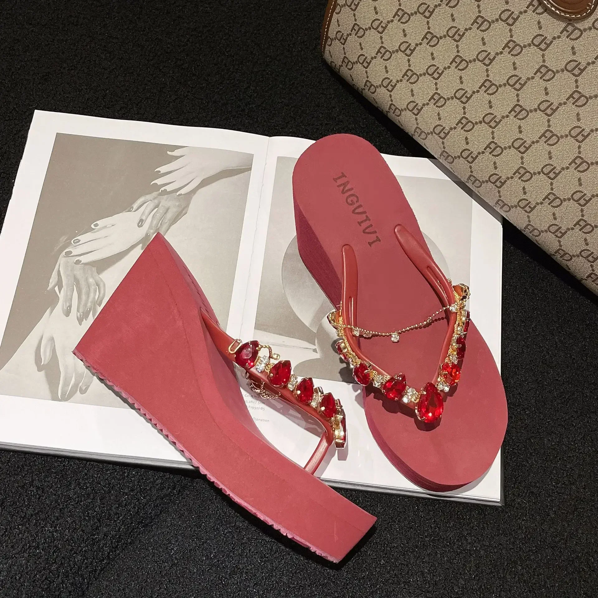 Flip flop kadınlar yeni yüksek topuklu terlik kadın elmas eğim topuk terlik zarif moda plaj sandaletleri bayan seksi ayakkabılar