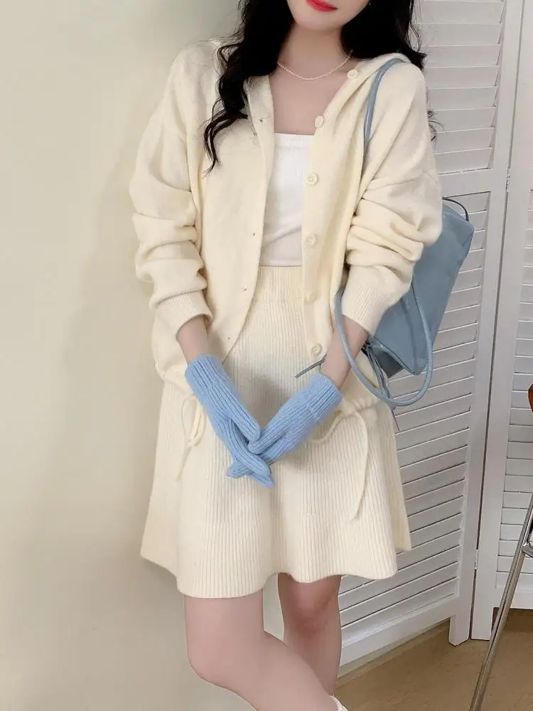 

Осень-зима, новый комплект из двух предметов, женский однотонный вязаный свитер с длинными рукавами и капюшоном, плиссированная короткая юбка с высокой талией, популярная