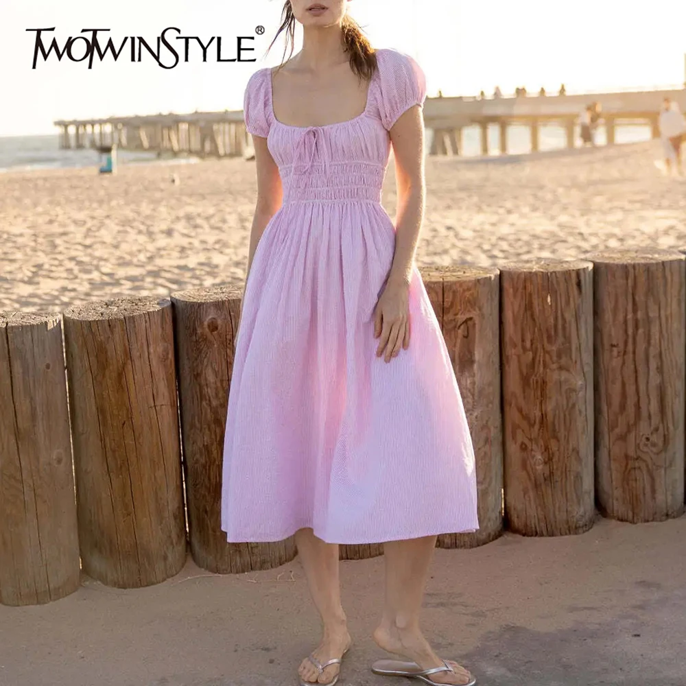 

TWOTWINSTYLE розовое полосатое платье в пляжном стиле для женщин с квадратным воротником и короткими рукавами в стиле пэчворк с бантом, женские платья миди с высокой талией