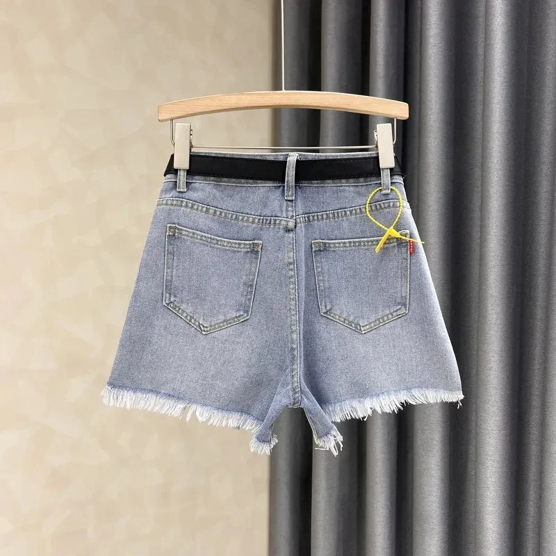 Pantaloncini in denim con foro rotto Nuova estate 2025 da donna Stampa a caldo personalizzata Bordi con diamanti Pantaloni caldi a gamba dritta a vita alta