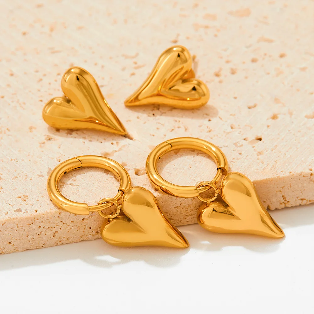 CARLIDANA Edelstahl Chic Herz Huggie Creolen Ohrstecker Charm vergoldet Anlauffrei Trendiger Modeschmuck Damen