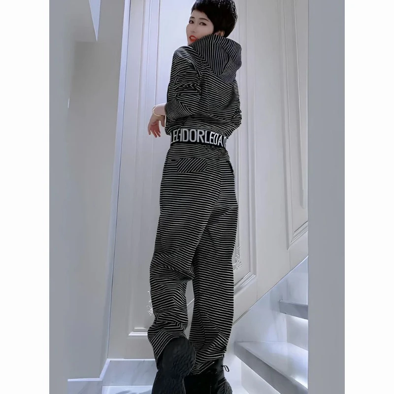 

Модный дизайн, полосатый комплект с буквенным принтом, женский осенний комплект 2024, новый пуловер с капюшоном, топ, повседневные брюки, комплект из двух предметов