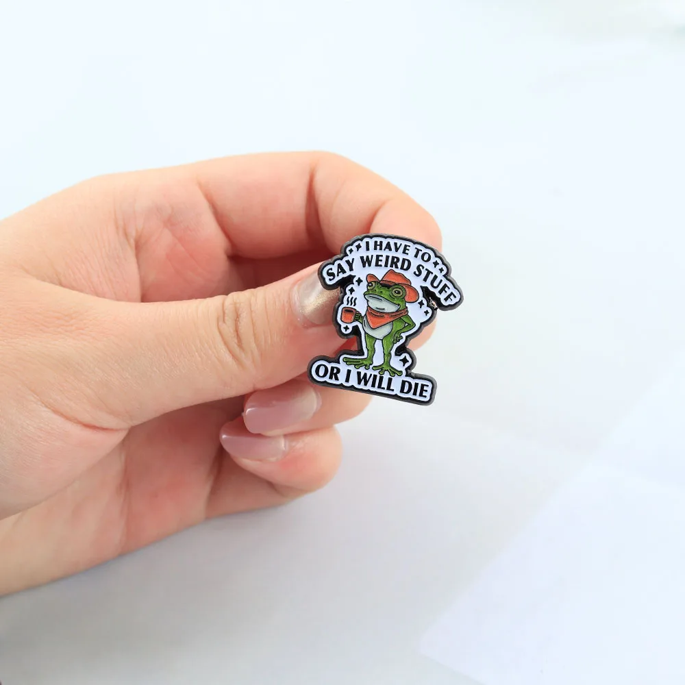 Lustiger Cowboy-Frosch Emaille-Pin „Ich muss seltsame Dinge sagen, sonst sterbe ich“ Brosche, seltsames Humor-Abzeichen, niedlicher Tierfreunde-Schmuck, Geschenk – Detail 4