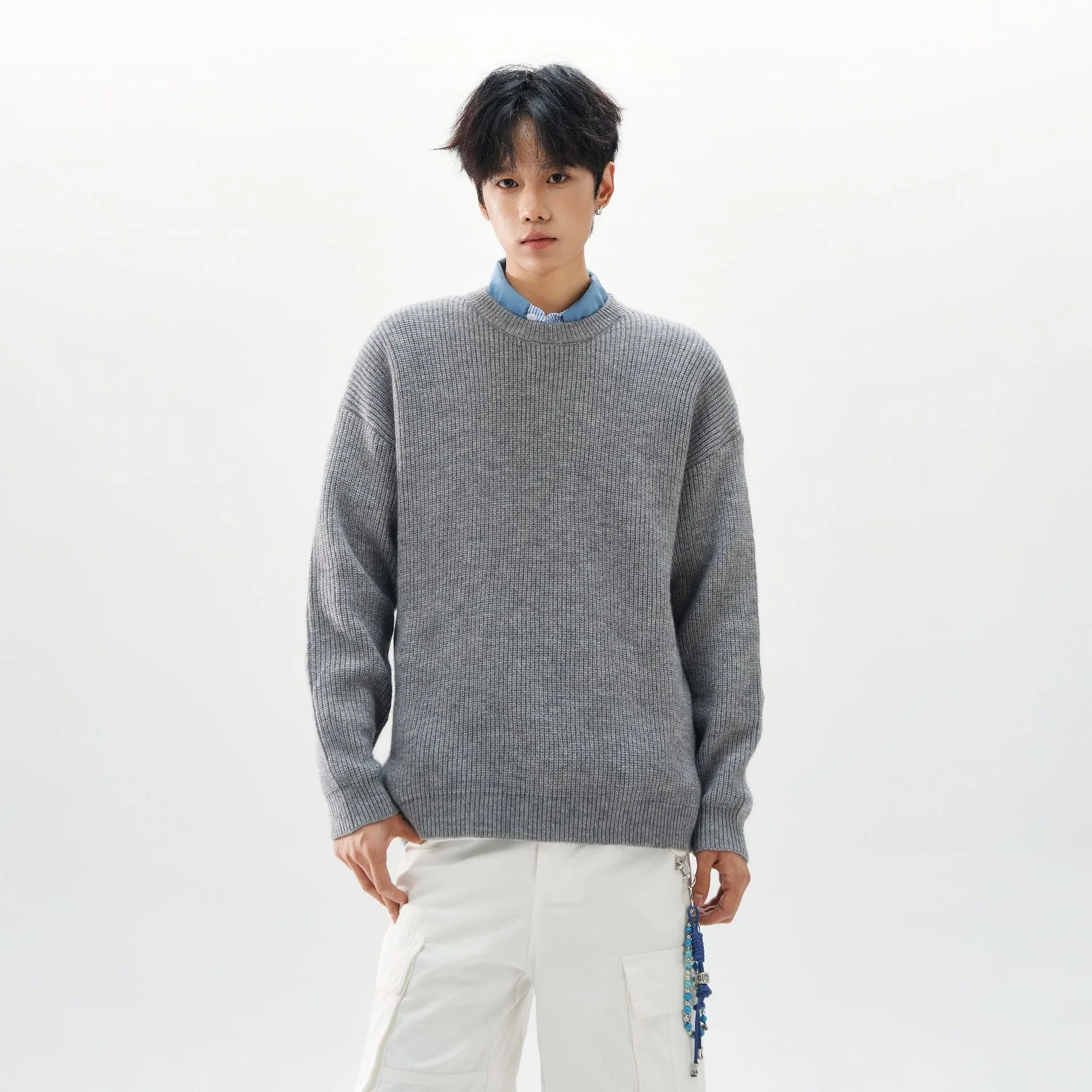 

Сплошной цвет интерьера в сочетании с мужским и женским вязаным свитером, ленивый стиль, японский высококачественный свитер с круглым вырезом