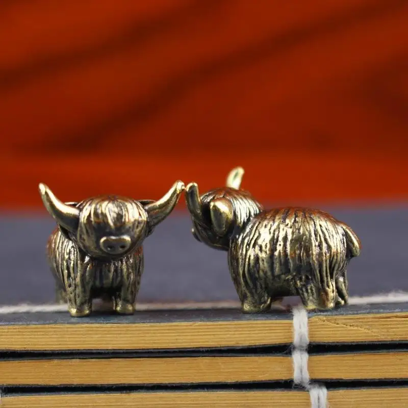 *Hot Sale Mini Retro Brass Wall Highland Cattle Sculpture Hand Toy Gift Keychain Ornament Home Office Desk Decorative Ornament