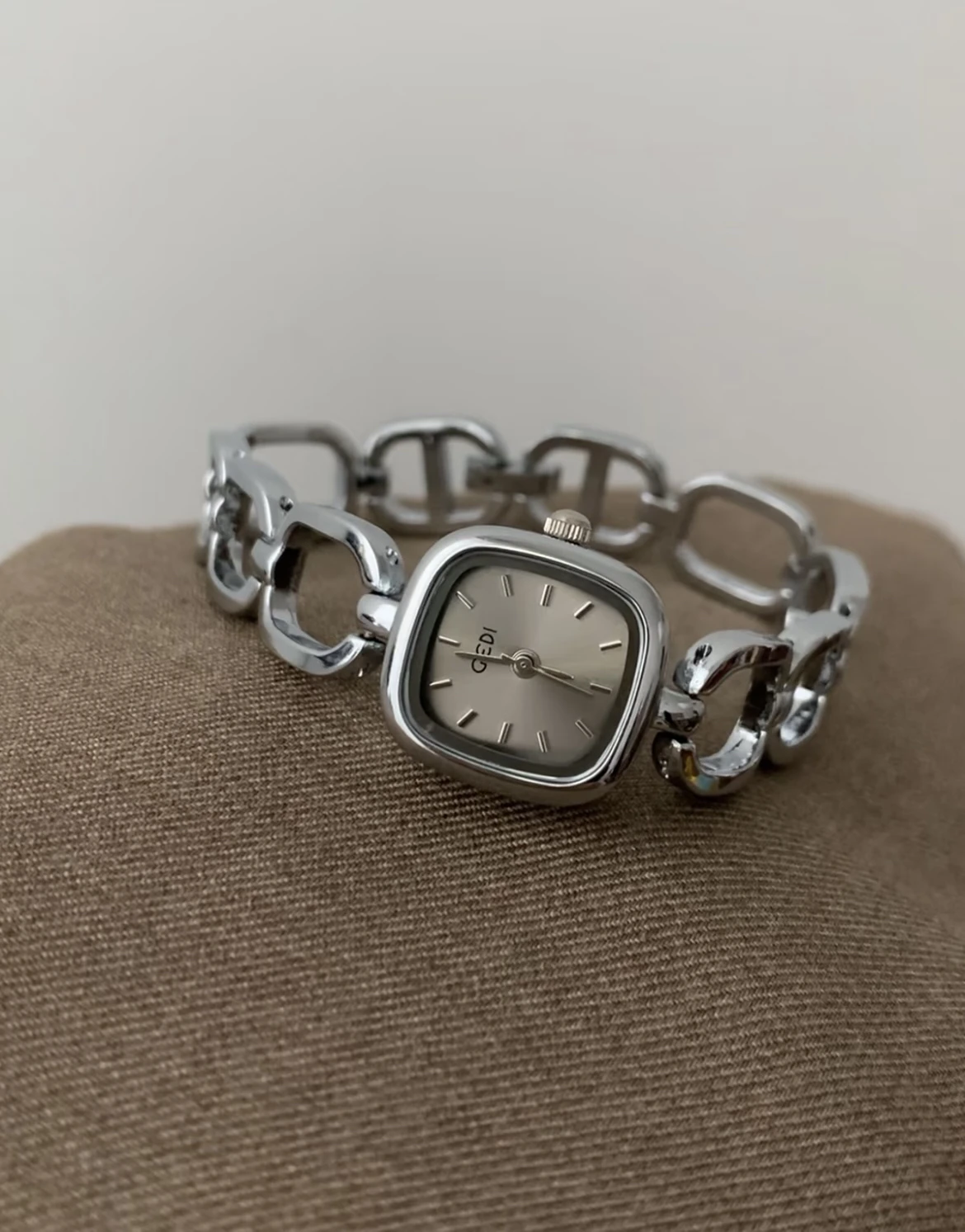 Silver Hollowed-Out Square Bracelet, Stylish And Elegant, Perfect For Casual Students. A High-End Selection Of Watches.